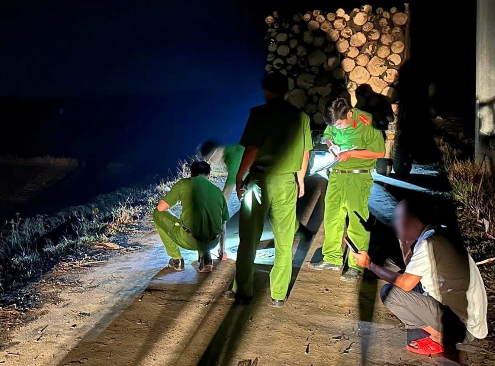 Công an khám nghiệm hiện trường. Ảnh: Duy Tuấn 