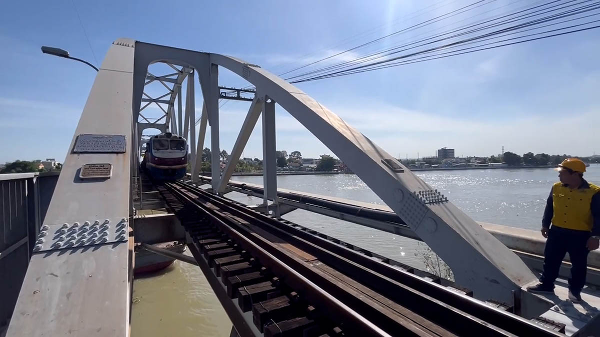 Ghenh bridge repaired after the collision, the North-South railway line resumes operation. Photo: Anh Tu