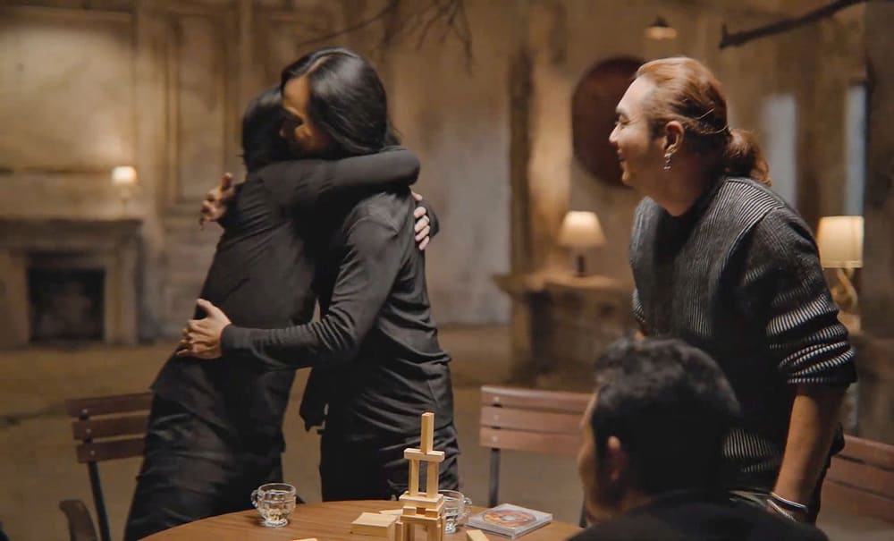 Trong MV, các thành viên Bức Tường xuất hiện giản dị với những khoảnh khắc quen thuộc như chuẩn bị nhạc cụ, chơi nhạc, chia sẻ những câu chuyện đời thường và cùng bước lên chuyến xe hướng về phía trước. Ảnh: Nhân vật cung cấp