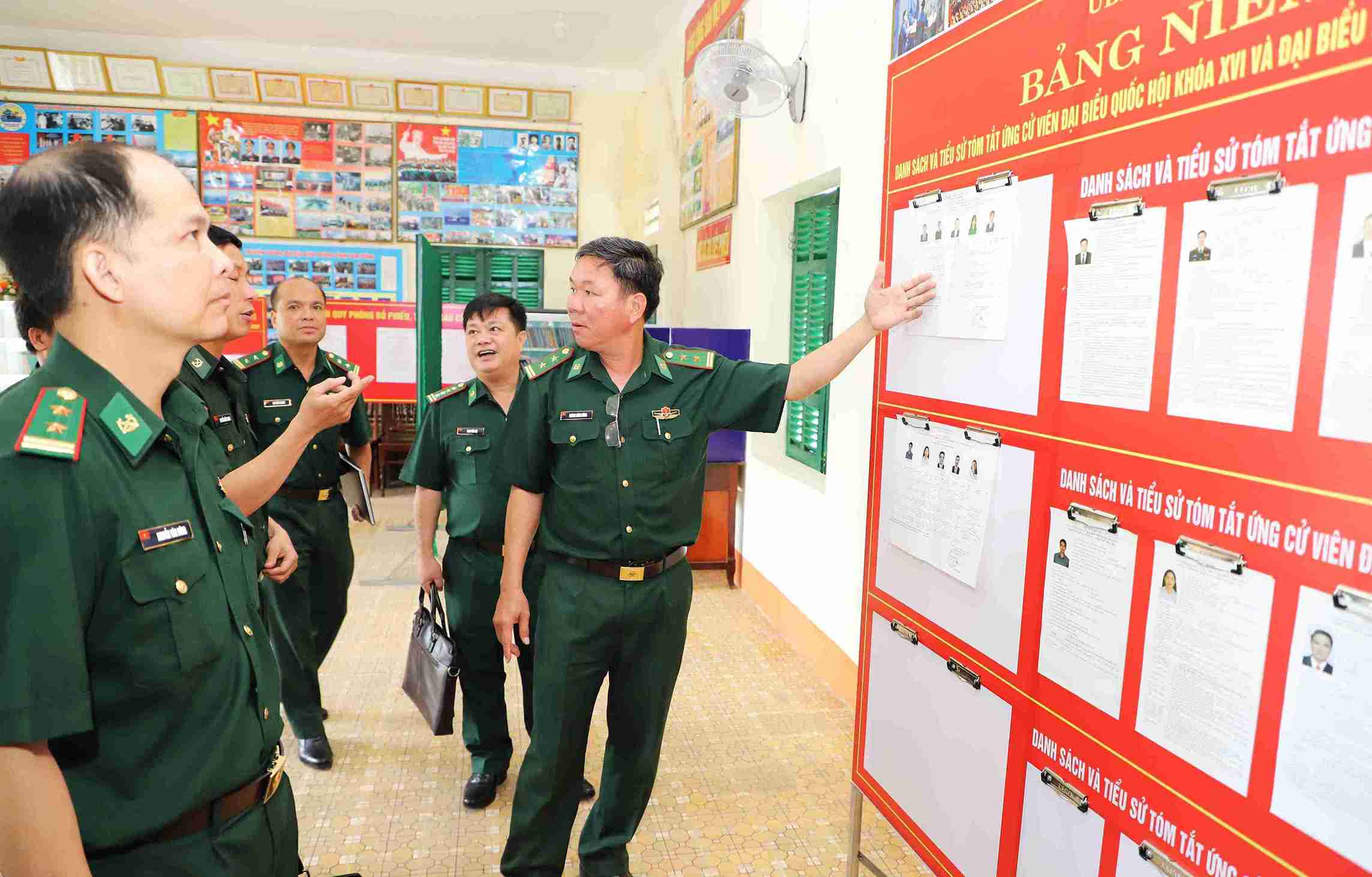 Đoàn công tác kiểm tra bảng niêm yết danh sách những người ứng cử đại biểu Quốc hội khóa XVI và đại biểu HĐND các cấp nhiệm kỳ 2026 – 2031 tại Đồn Biên phòng Nậm Na. Ảnh: Phúc Khánh 