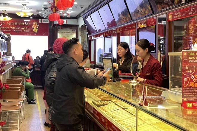 Giá vàng tăng, người dân đi từ sớm xếp hàng mua vàng nhẫn