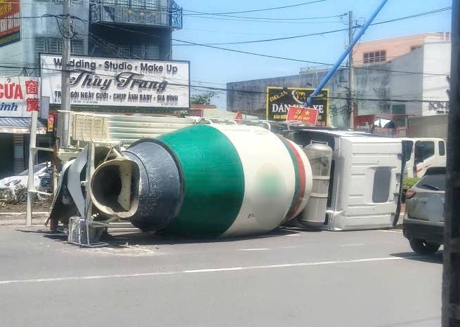 Scene of the tanker truck rushing onto the median strip and then overturning across the road. Photo: Reader provided
