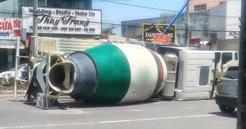 Xe bồn lao lên dải phân cách, lật nhào trên đường ở TP.HCM