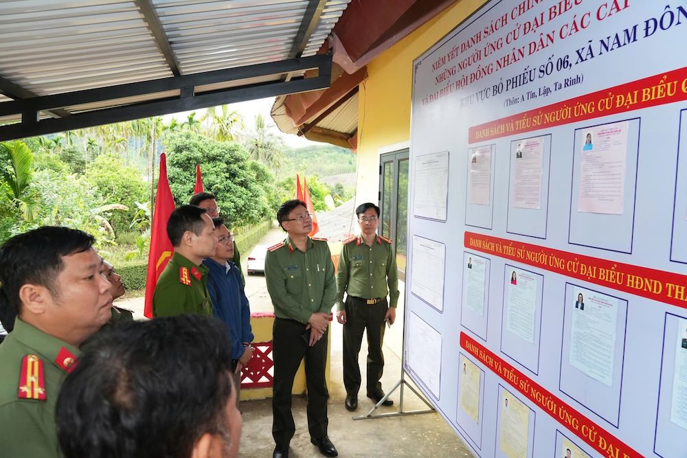 Thiếu tướng Nguyễn Thanh Tuấn - Giám đốc Công an TP Huế kiểm tra công tác chuẩn bị bầu cử tại xã Nam Đông. Ảnh: Công an TP Huế