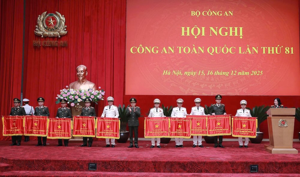 Công an TP Huế cùng công an nhiều địa phương vinh dự đón nhận Cờ thi đua của Chính phủ vào năm 2025. Ảnh: Bộ Công an