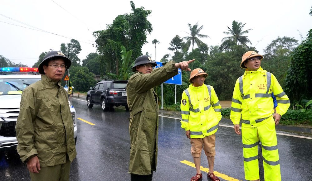 Thiếu tướng Nguyễn Thanh Tuấn chỉ đạo công tác phòng chống thiên tai ở TP Huế. Ảnh: Công an TP Huế