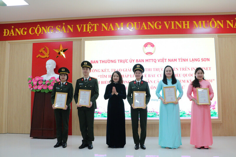 Lãnh đạo Ủy ban MTTQ Việt Nam tỉnh trao chứng nhận cho các cá nhân đoạt giải Ba. Ảnh: Thanh Mai