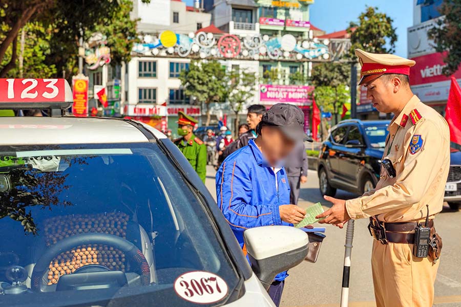 Các trường hợp vi phạm TTATGT, TTĐT sẽ được lực lượng chức năng tăng cường xử lý. Ảnh: Tiến Ngô