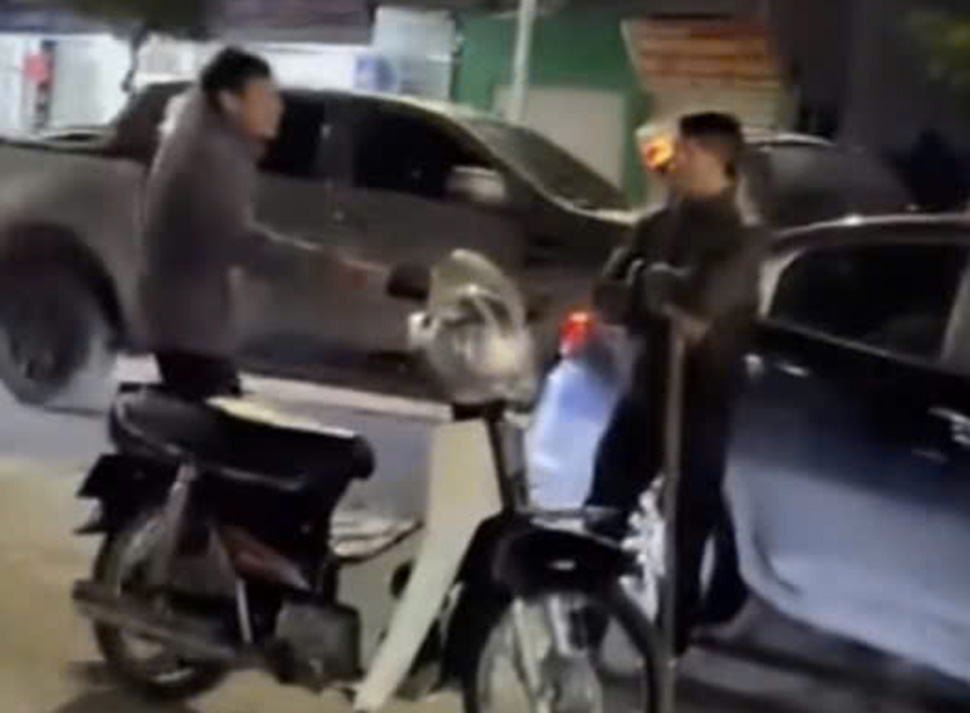 Bị đánh, người đàn ông đi xe mô tô rất bức xúc. Ảnh cắt từ video