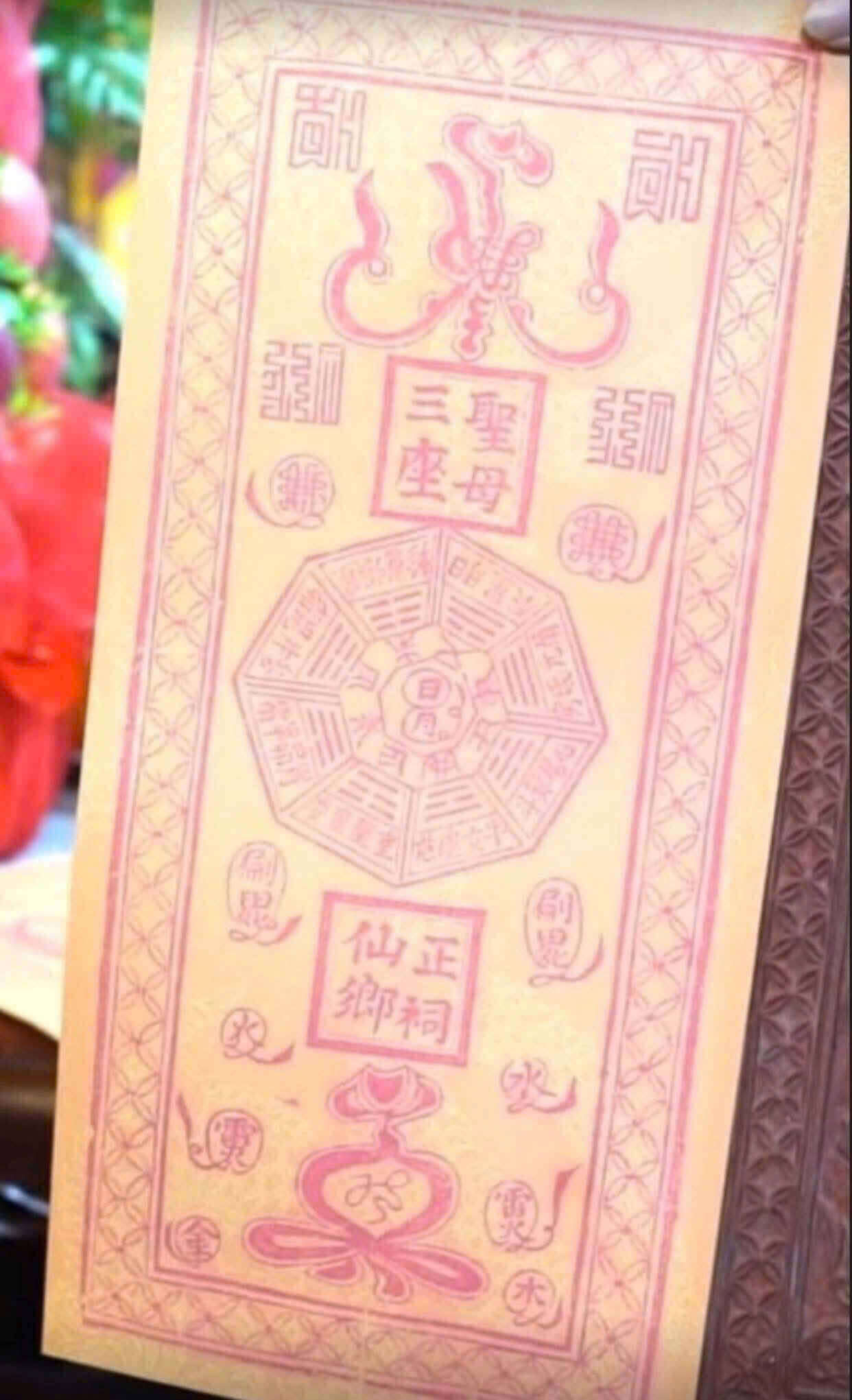 Hiện vật được gọi là “mộc bản - dấu trấn trạch” ở phủ Tiên Hương được chia sẻ trên mạng xã hội được cho là mộc bản giả, mới được khắc. Ảnh: Diệu Anh