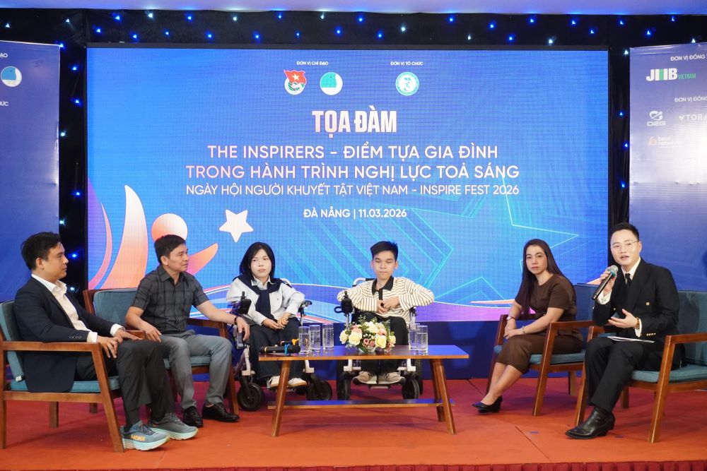 Tọa đàm “The Inspirers - Điểm tựa gia đình trong hành trình nghị lực tỏa sáng” quy tụ các khách mời, gia đình tiêu biểu cùng những nhân vật truyền cảm hứng trong cộng đồng người khuyết tật. Ảnh: Trần Thi