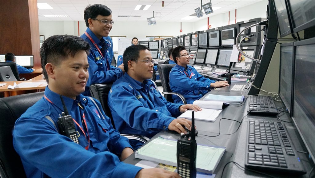 Ngoài việc vận hành ở công suất cao NMLD Dung Quất còn thực hiện tối ưu cơ cấu sản phẩm theo nhu cầu thị trường cũng như đa dạng hóa sản phẩm để đảm bảo nguồn cung trong nước nhất là các sản phẩm cho ngành hàng không, tàu biển... Ảnh: Thành Linh