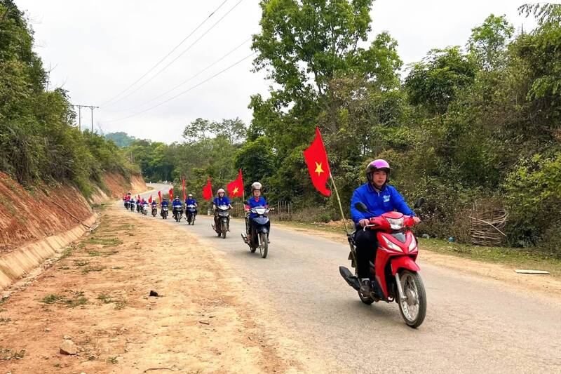 Phieng Cam Commune Youth Union mobile propaganda on election work in highland villages. Photo: DTN Phieng Cam commune