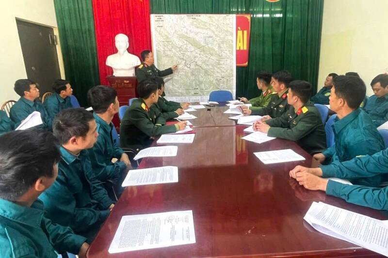 Lực lượng quân sự, công an xã Phiêng Khoài họp bàn kế hoạch đảm bảo an ninh trước, trong và sau bầu cử. Ảnh: Trung Tâm DVTH xã Phiêng Khoài