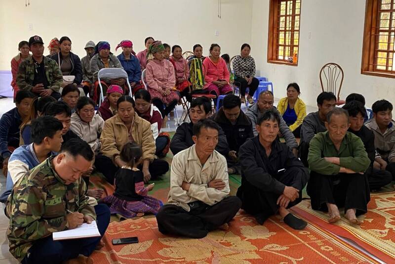 Xã Chiềng Sại niêm yết danh sách và tiểu sử tóm tắt của ứng cử viên tại các điểm bỏ phiếu và rà soát danh sách cử tri bản vùng cao. Ảnh: Trung tâm DVTH xã Chiềng Sại