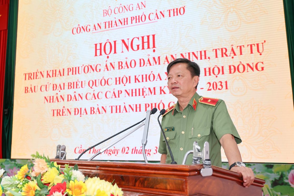 Thiếu tướng Huỳnh Việt Hòa – Giám đốc Công an TP Cần Thơ phát biểu tại Hội nghị triển khai Phương án bảo đảm an ninh, trật tự bầu cử đại biểu Quốc hội khóa XVI và đại biểu Hội đồng nhân dân các cấp nhiệm kỳ 2026 - 2031. Ảnh: Công an Cần Thơ