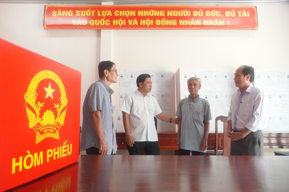 Ông Phạm Thanh Sơn (thứ hai từ trái qua) – Phó Chủ tịch UBND xã, Phó Chủ tịch Ủy ban Bầu cử xã Vĩnh Thạnh thông tin, toàn xã hiện có hơn 26.600 cử tri đủ điều kiện tham gia bầu cử. Ảnh: Tạ Quang