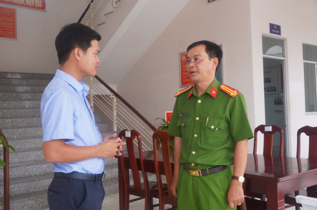 Trung tá Hồ Thế Vinh – Trưởng Công an xã Cờ Đỏ thông tin đảm bảo an ninh trật tự với phóng viên Báo Lao Động. Ảnh: Quang Hải