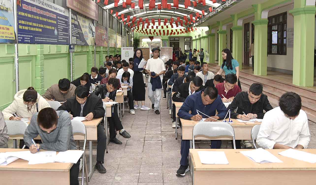 Nhiều lao động tham gia ứng tuyển vào làm việc tại nhà máy sản xuất ô tô điện VinFast Hà Tĩnh. Ảnh: Trần Tuấn