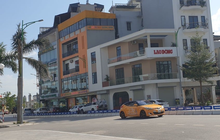 Party with auctioned assets: Lao Dong Newspaper. Auctioned assets: Lease right to floors 1, 2 - Headquarters of Lao Dong Newspaper in Quang Ninh (101 Hong Hai Street, Ha Long Ward, Quang Ninh Province).
