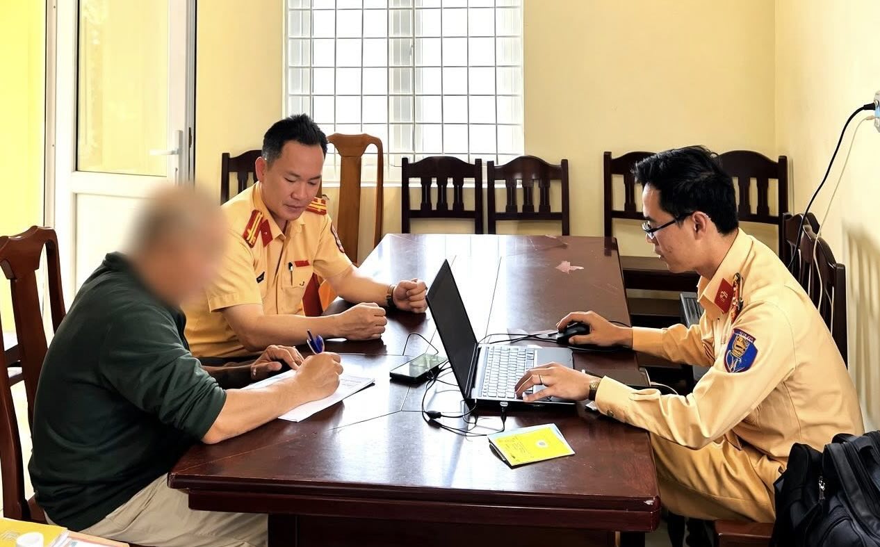 Driver stopping car in the middle of the road fined 5 million VND. Photo: Traffic Police Department of Quang Tri Provincial Police