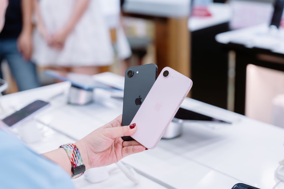 iPhone 17e officially opens for sale in Vietnam: Di Dong Viet subsidizes old phones up to 3.5 million VND, prepaid 0 VND. Photo: Loan Tran