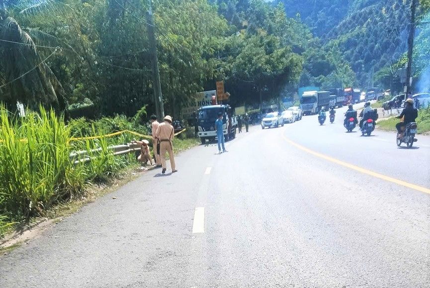 Chân đèo Chuối trên Quốc lộ 20, khu vực xảy ra vụ tai nạn giao thông nam sinh điều khiển xe máy tự té. Ảnh: Hải Đường 