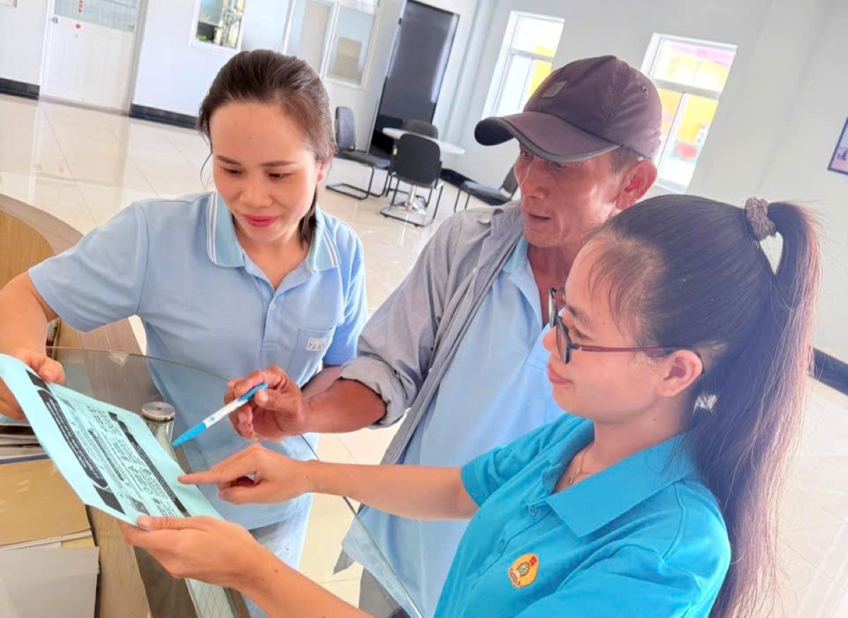 Công nhân tìm hiểu thông tin về ngày bầu cử. Ảnh: Quang Hùng