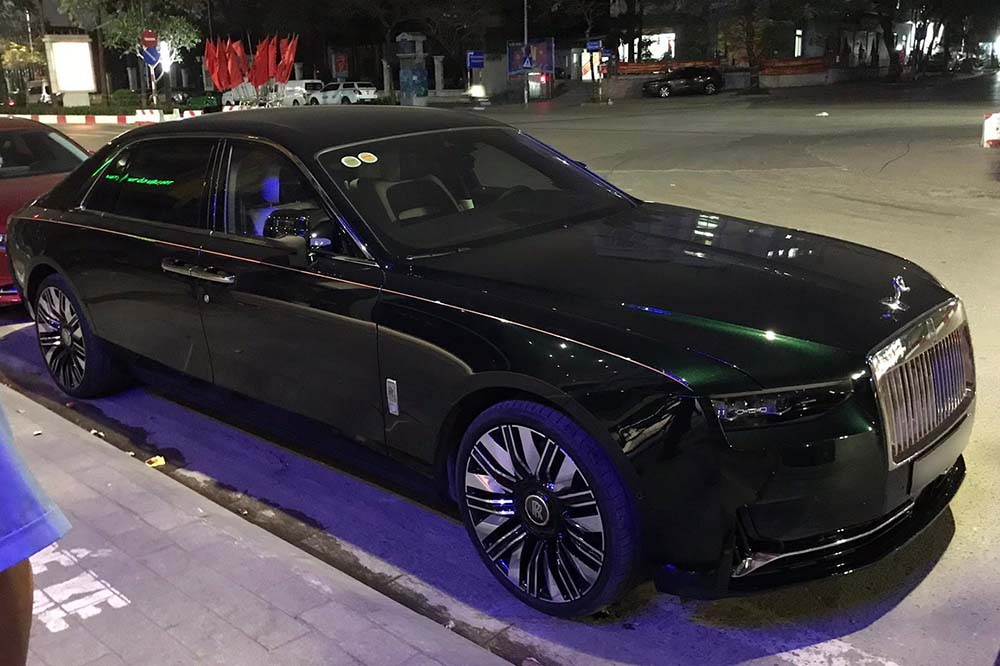 The new generation Rolls-Royce Ghost Series II appeared on the streets of Hanoi with a striking green exterior and an eye-catching auction license plate. Photo: Gia Huy
