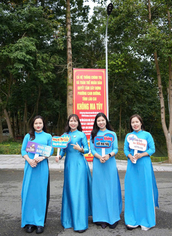 Các cán bộ Công đoàn phường Cam Đường tuyên truyền phòng chống Ma Túy với pano, khẩu hiệu “Nói không với Ma túy”. Ảnh: Minh Phượng