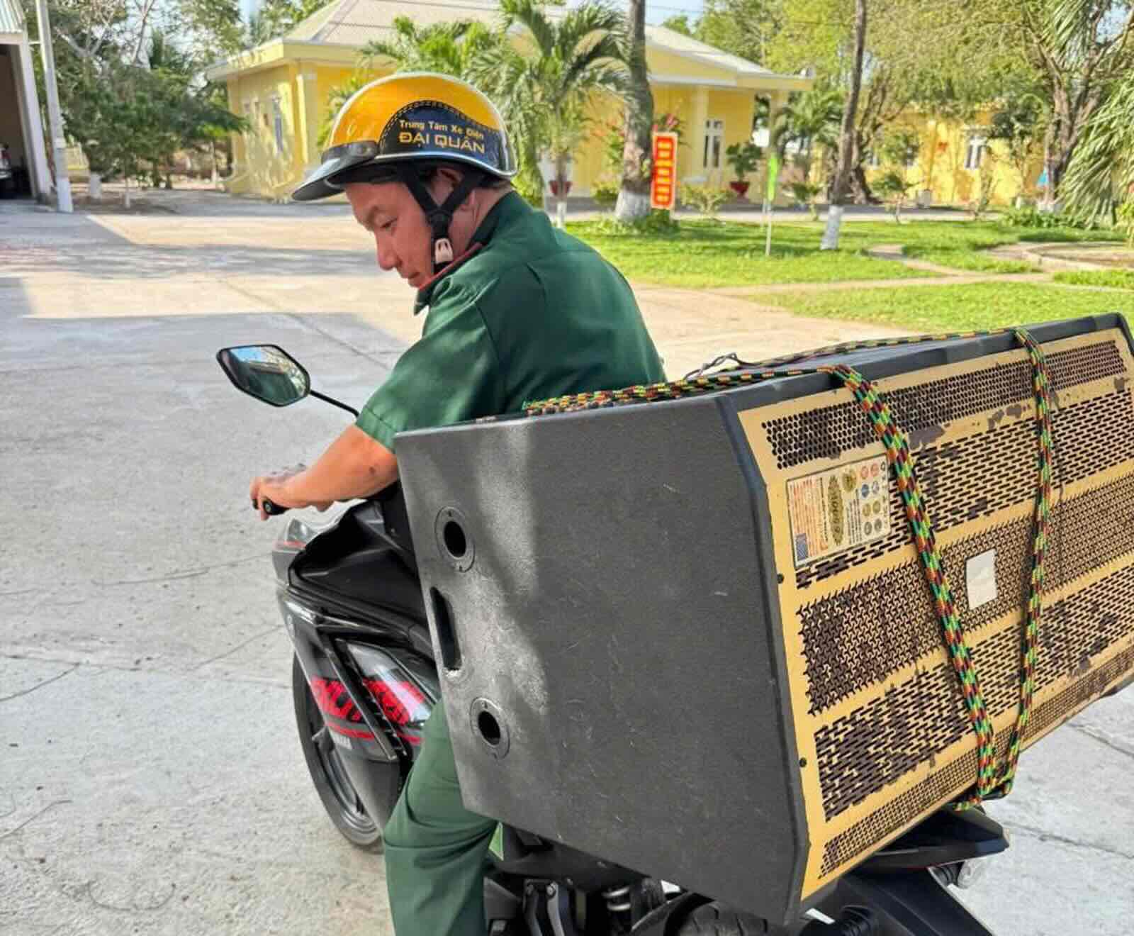 Đồn Biên phòng Tân Thành sử dụng loa kéo lưu động để tuyên truyền đến từng người dân. Ảnh: Văn Hoàn