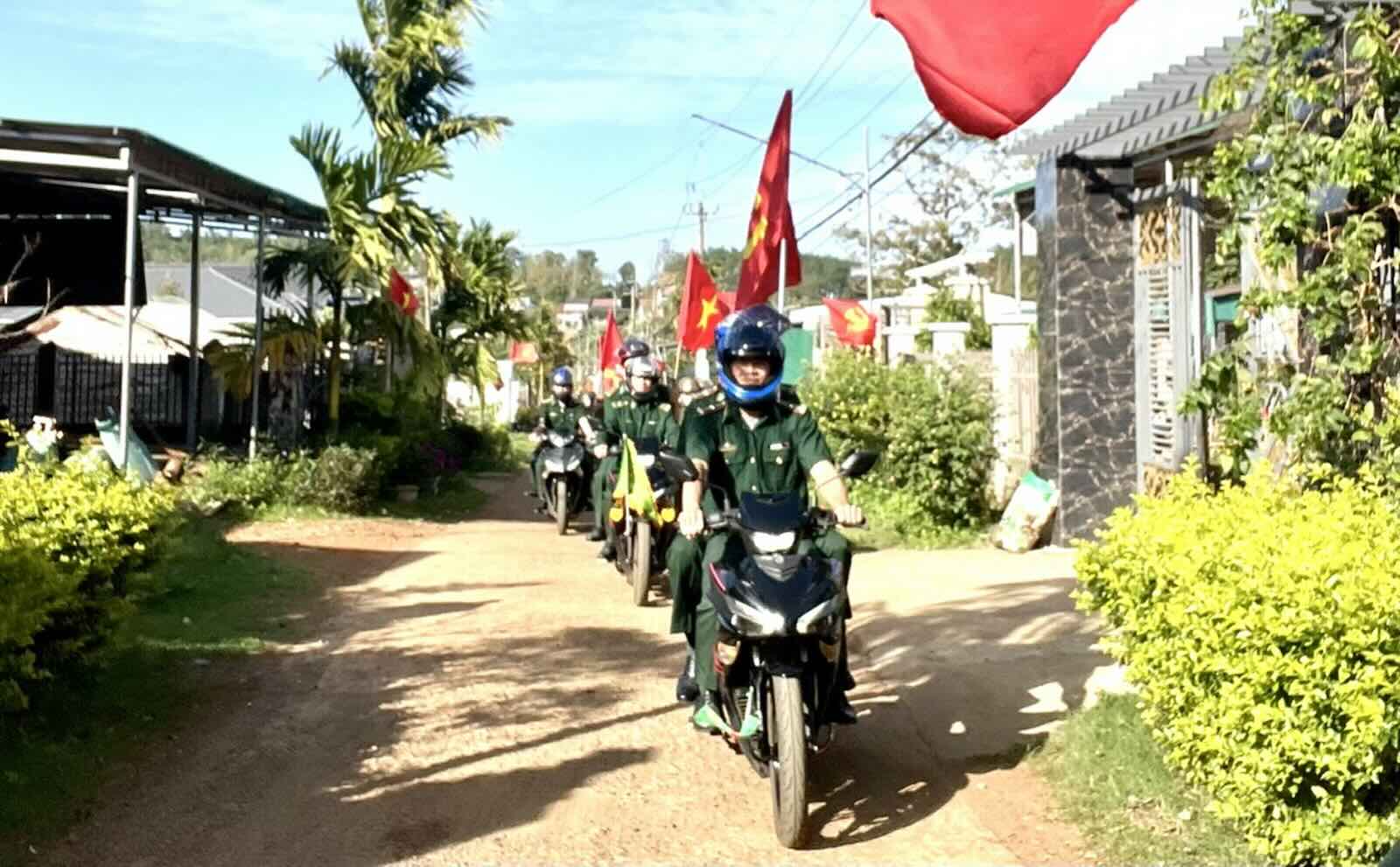 Bộ đội Biên phòng tỉnh Lâm Đồng tuyên truyền lưu động tại khu dân cư. Ảnh: Văn Hoàn