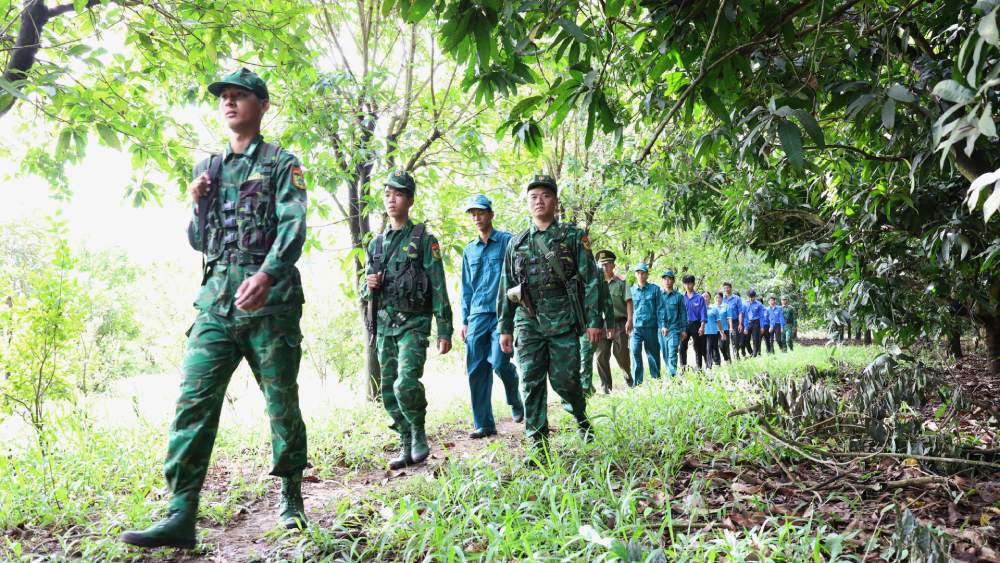 An Giang Provincial Border Guard coordinates with patrol forces to grasp the situation on the border line, proactively ensuring security and safety before the election. Photo: Tien Vinh