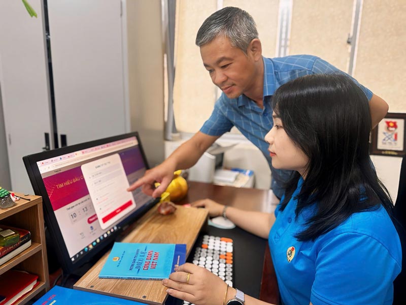 Officials and union members of Khanh Hoa Trade Union participate in an online contest to learn about the election of National Assembly deputies and People's Council deputies at all levels. Photo: Phuong Linh