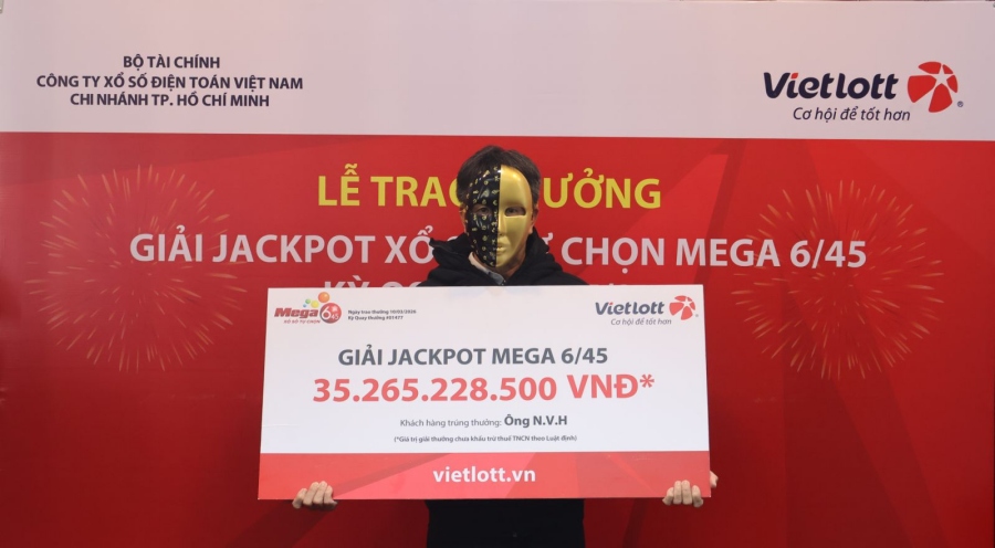 Mr. N.V.H - Owner of the Jackpot Mega 6/45 draw No. 1477. Photo: Vietlott