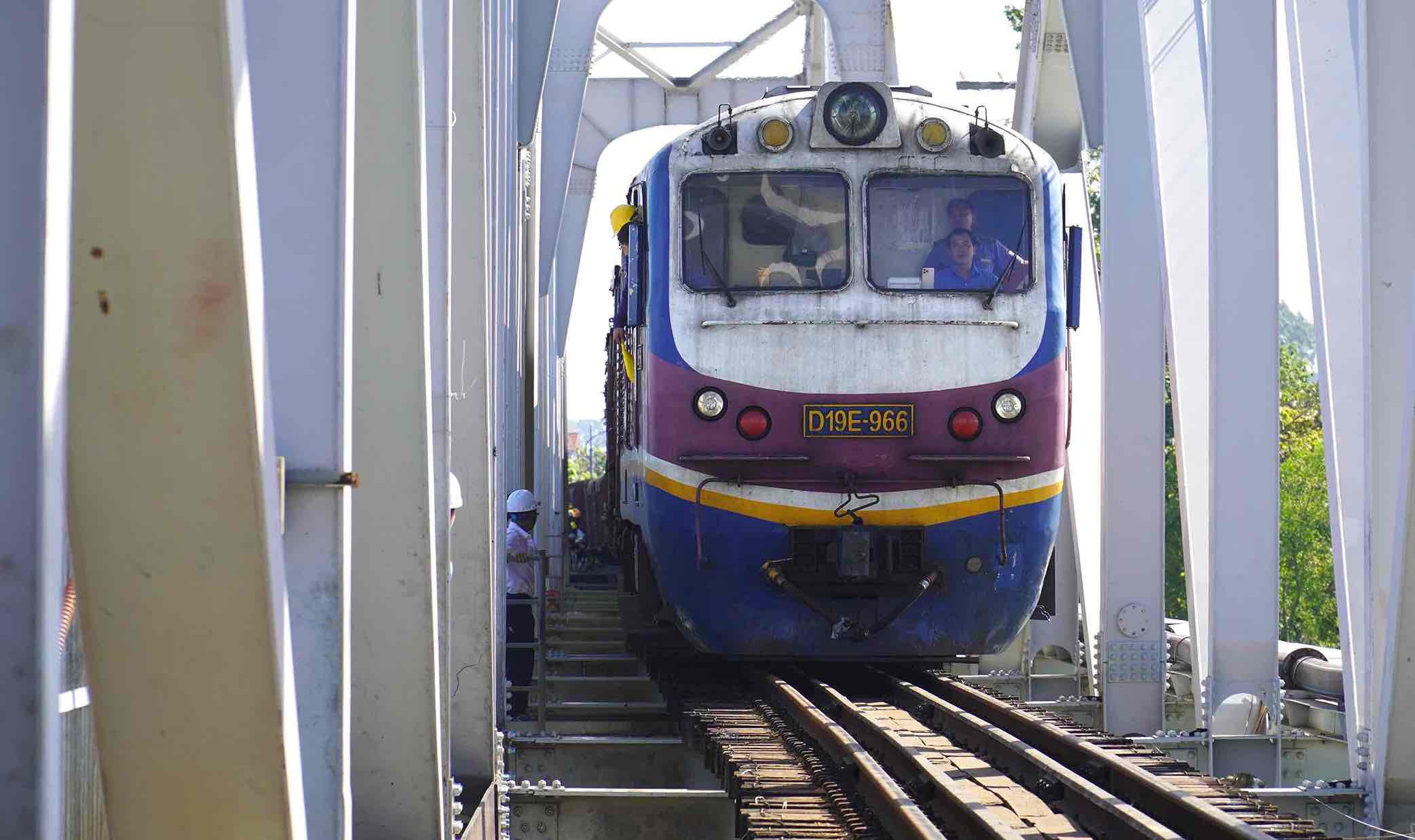 The restoration of exploitation of the railway line through Ghenh bridge is one day earlier than planned. The first train safely traveled through Ghenh bridge on the morning of March 11. Photo: HAC