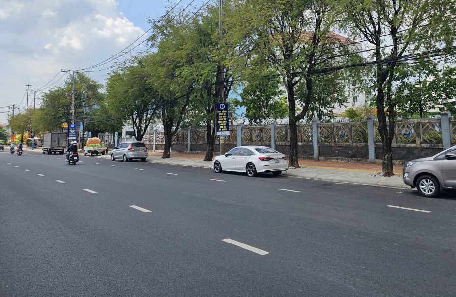 Khu vực trước Bệnh viện Y học cổ truyền Cần Thơ trên đường 30 Tháng 4 sau khi điểm trung chuyển rác được di dời. Ảnh: Chí Quốc