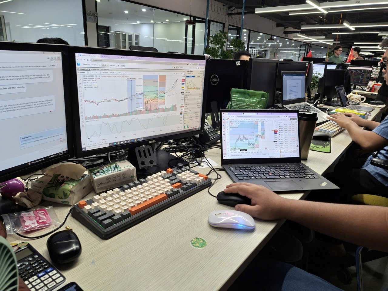 The stock market plays an important role in mobilizing capital for the economy. Photo: Luc Giang