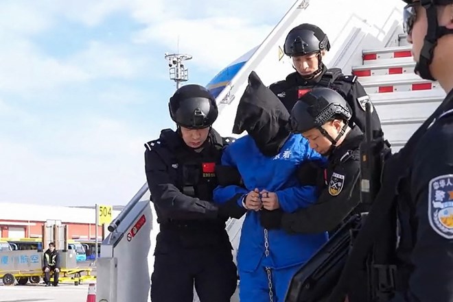 Le cerveau de l'escroquerie Chen Zhi extradé du Cambodge vers la Chine. Photo: AFP