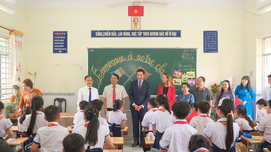 Tổng Lãnh sự Pháp tại TP.HCM cùng lãnh đạo TP Cần Thơ và các đại biểu thăm một số lớp song ngữ tiếng Pháp tại Trường Tiểu học Mạc Đĩnh Chi. Ảnh: Đơn vị cung cấp
