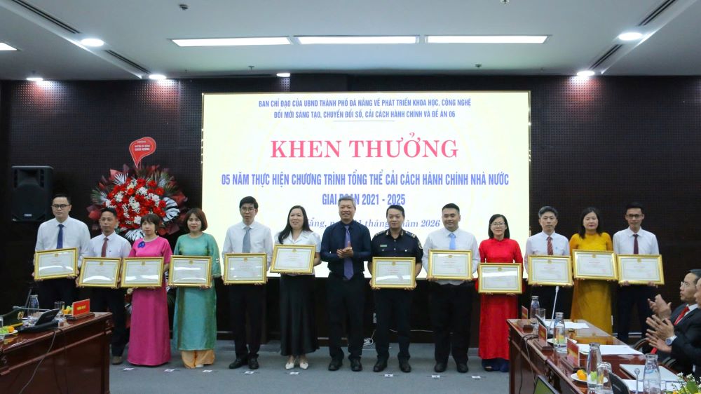 UBND thành phố Đà Nẵng đã trao giấy khen cho các tập thể, cá nhân có thành tích xuất sắc trong công tác cải cách hành chính. Ảnh: Ảnh: Trần Thi