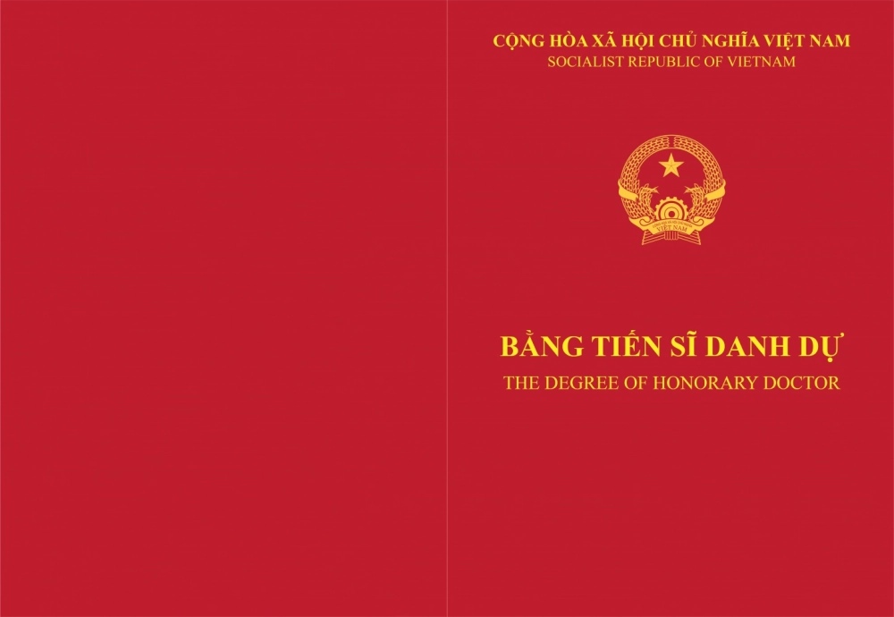 Les conditions d'attribution du titre de Docteur honoraire, Professeur honoraire sont stipulées dans le décret 66/2026 du gouvernement. Sur la photo, le modèle de diplôme de Docteur honoraire de l'Université de Hanoï. Photo: Université de Hanoï