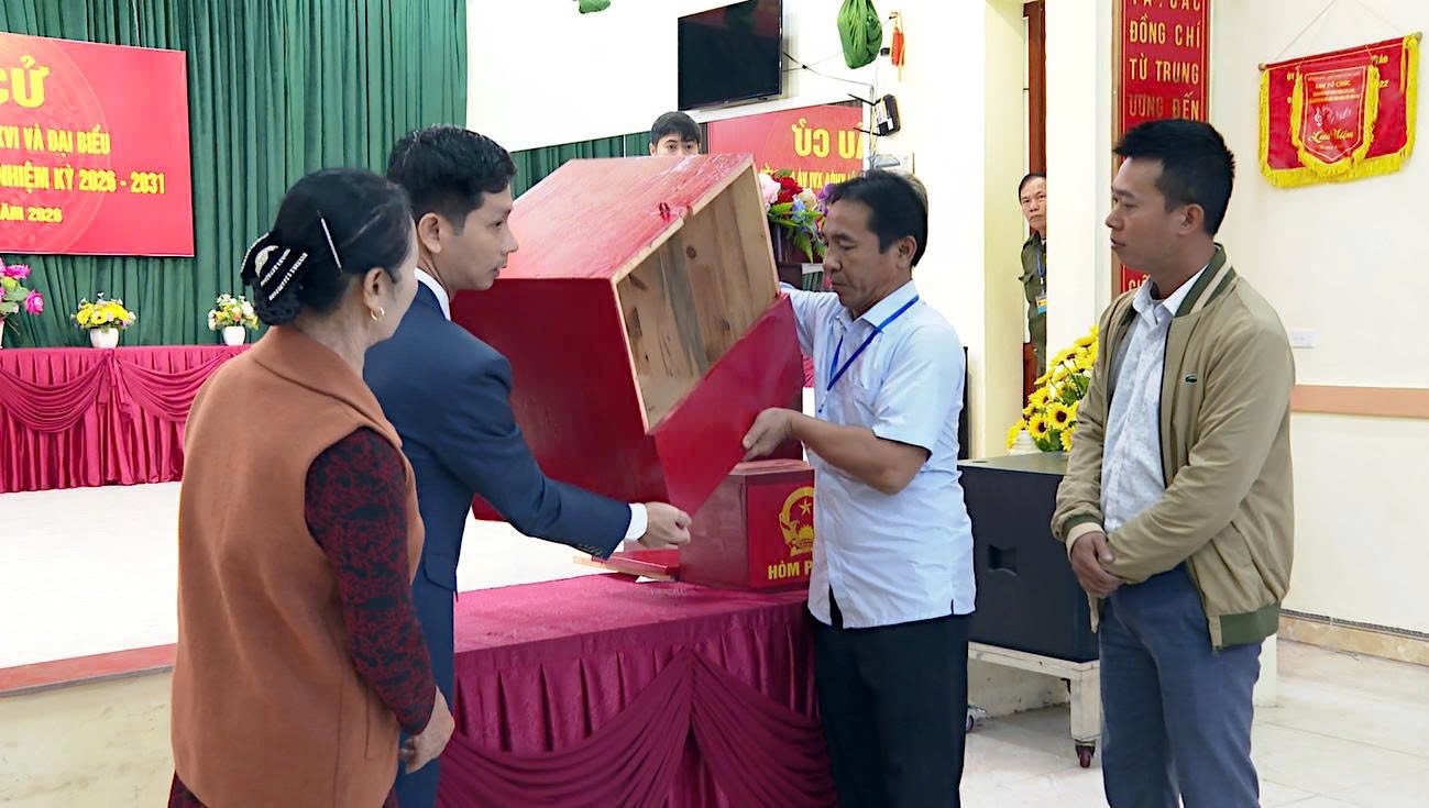Members of the election team in Pho Hien ward (Hung Yen province) check the ballot boxes during the election procedure drill. Photo: Pho Hien Ward