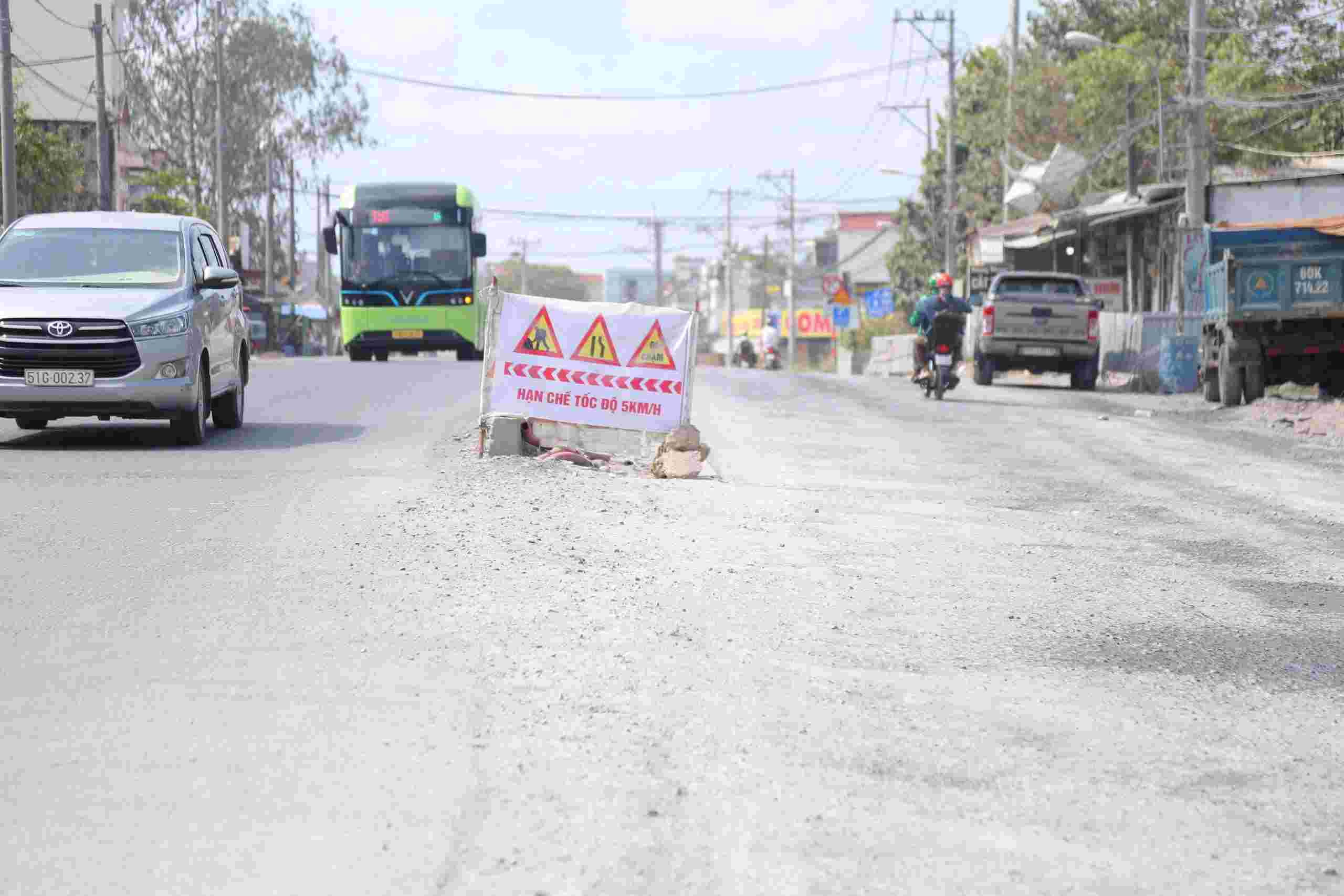 The road is not completed, dusty on sunny days and stagnant water on rainy days, causing difficulties for people when traveling. Photo: Minh Tam