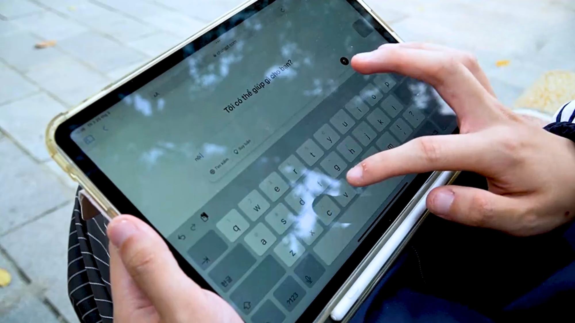 AI brings convenience but also hides many risks for students. Photo: Hao Thien