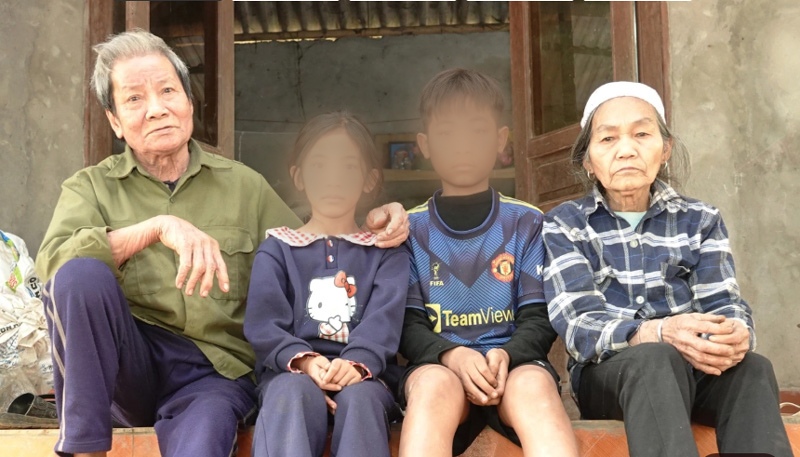 Vợ chồng ông Rét bên 2 cháu nhỏ mồ côi. Ảnh: Gia Khoa