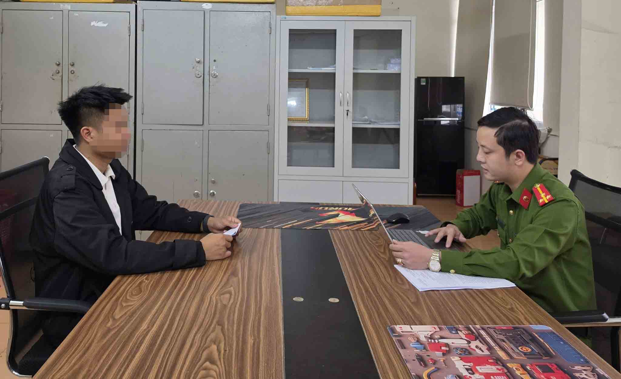 Vụ đỗ xe chặn đầu, khóa đuôi ở Hà Tĩnh, anh P.T.A bị xử phạt 5 triệu đồng. Ảnh: Công an Hà Tĩnh