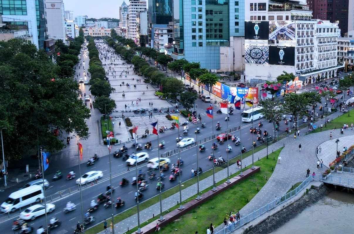 Đường đi bộ Nguyễn Huệ hiện vẫn chưa được kết nối với Công viên Bến Bạch Đằng. Ảnh: Anh Tú