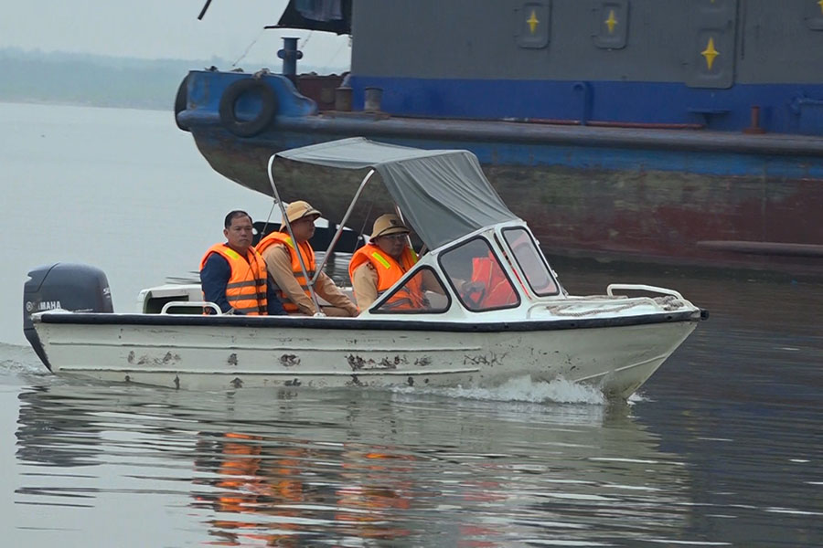 Bringing election information to each household in Van Vy fishing village, Hanoi