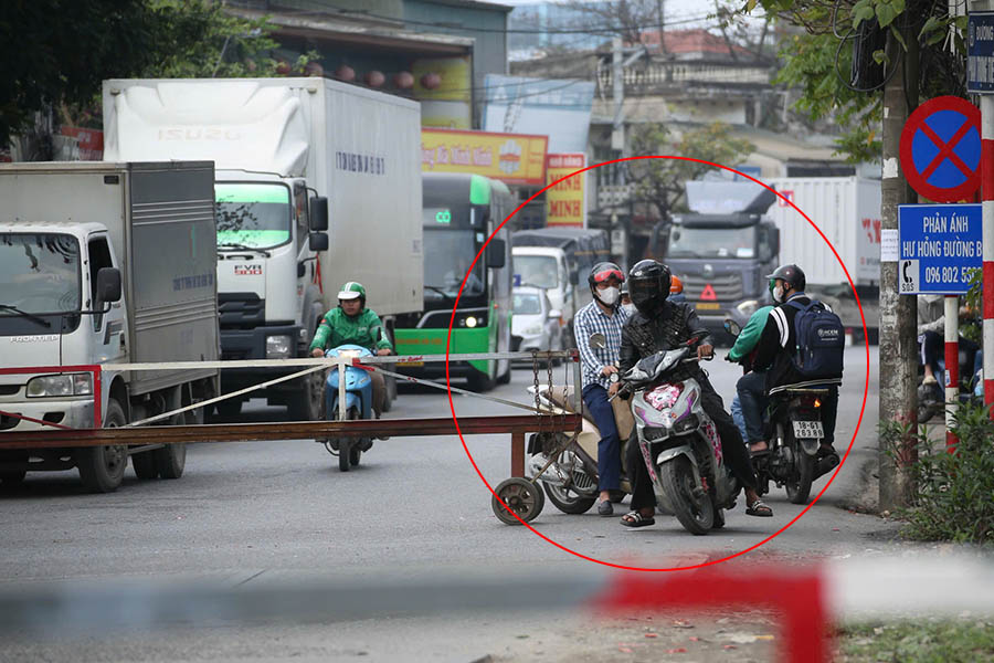 Traffic lights have turned red, barriers have been pulled, but many people still disregard the danger and cross the railway. Photo: The Ky